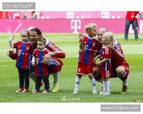 外国球星亲吻足球场纪念精彩瞬间 展现对赛场深厚情感与尊重