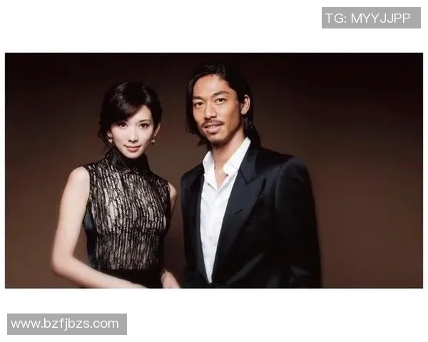 蔡徐坤与足球球星亲密合影展现运动员风采与娱乐圈碰撞的完美瞬间