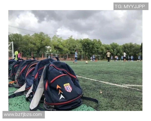 适合足球迷的明星球员书包推荐选购指南 让你背上梦想与激情